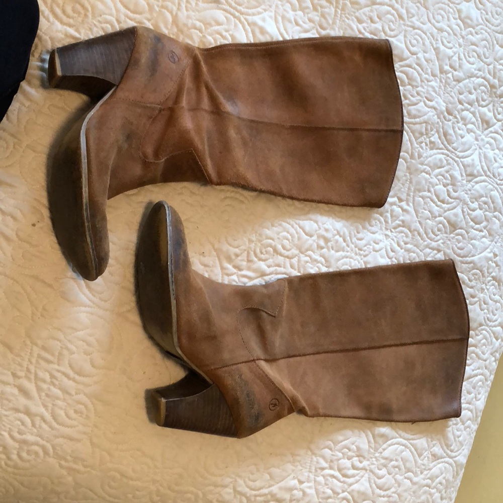 Women’s boots size 9